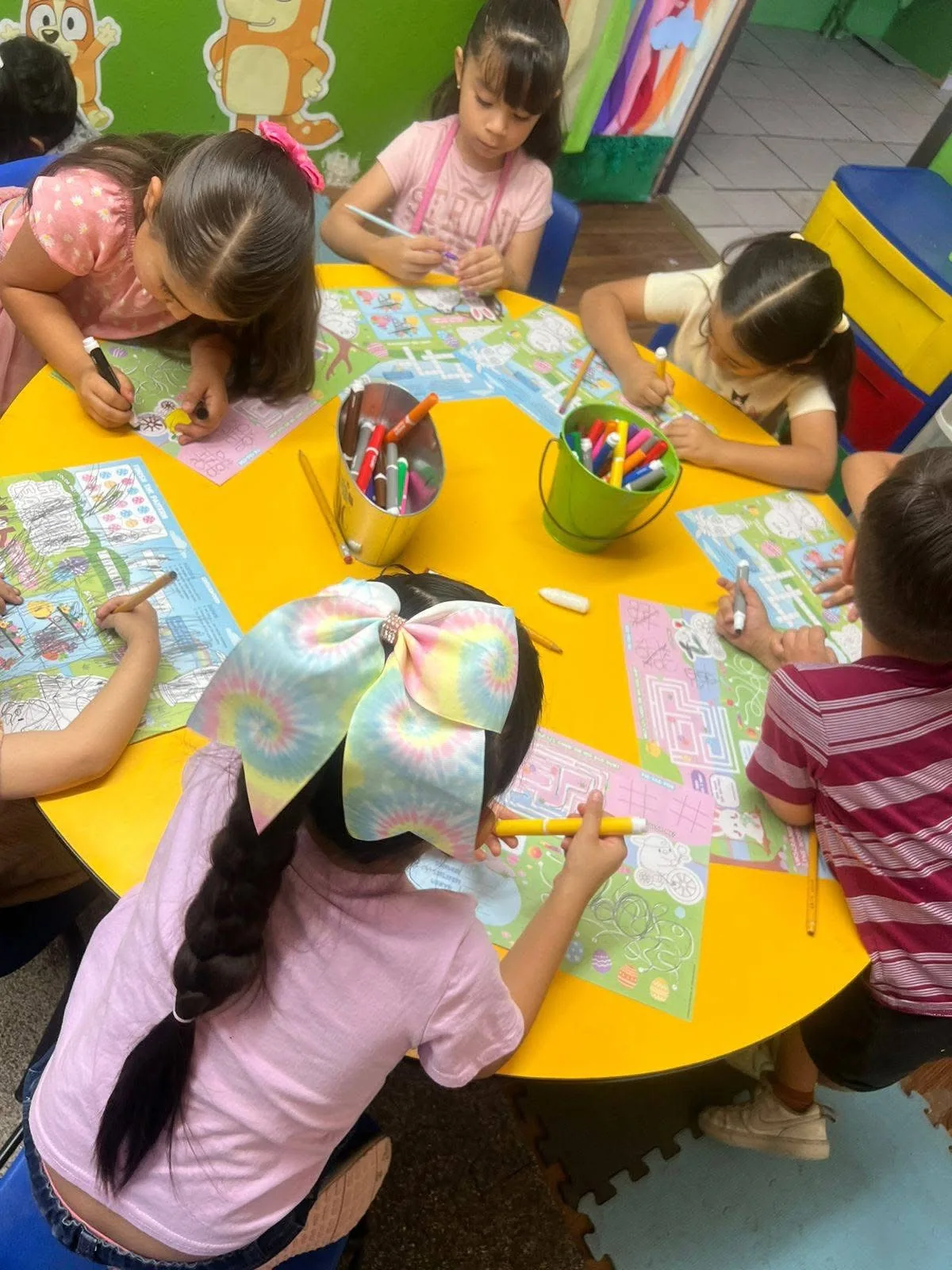 Niñas realizando actividades creativas en Instituto Magókoro