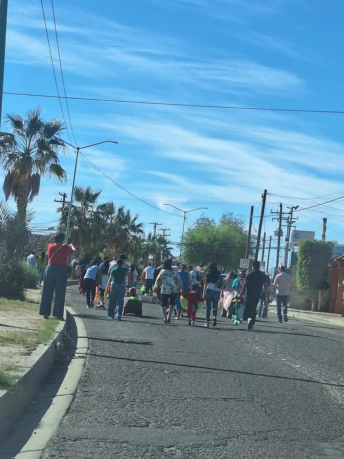 Alumnos participando en actividad escolar en Mexicali